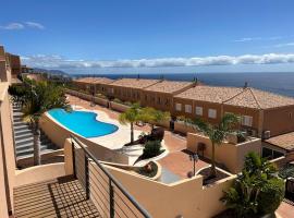 Casa Adosada de lujo con piscina y vistas al mar，位于圣克鲁斯-德特内里费家乐福商业中心附近的酒店