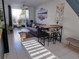 En hyper centre, logement climatisé entièrement rénové! Netflix - Amazon Prime - Terrasse - Le Nature Zen，位于叙热尔的酒店