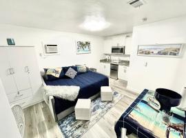 Adorable studio in downtown Cape Coral near beach!，位于珊瑚角的度假短租房