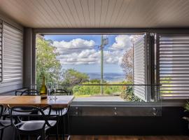 Luxury Hinterland Retreat - Family Suite with Hinterland and Ocean Views，位于蒙特维尔的酒店