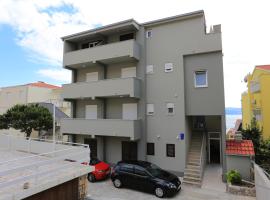 Apartments by the sea Nemira, Omis - 17039，位于泰斯的酒店