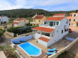 Seaside family friendly house with a swimming pool Slatine, Ciovo - 17231，位于斯拉汀的酒店