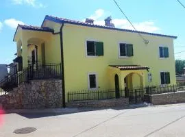 Apartments with a parking space Kastelir, Central Istria - Sredisnja Istra - 17528