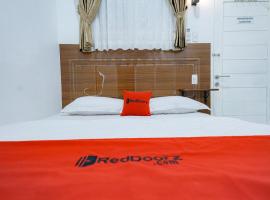 RedDoorz near Pantai Pandan Sibolga，位于Halangan的酒店