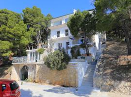 Rooms with a parking space Brela, Makarska - 17281，位于布雷拉的酒店