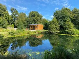 Kingfisher Cabin - Wild Escapes Wrenbury off grid glamping - ages 12 and over，位于Baddiley的木屋