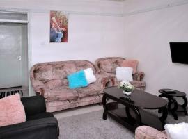 Golden One-bedroom serviced apartment with free WiFi，位于Kisii的酒店