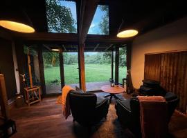 Lynbrook Haybarn, Hot tub and outdoor kitchen, New Forest，位于灵伍德的度假屋