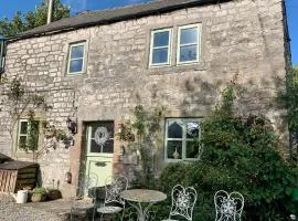 Idyllic, beautiful, traditional cottage in rural village with wood burner and great local pub