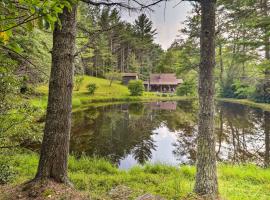 Rustic Cabin with Patio and Pond on Blue Ridge Parkway，位于Glade Valley的酒店
