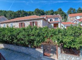 Holiday house with a parking space Svirce, Hvar - 17682，位于弗班吉的别墅