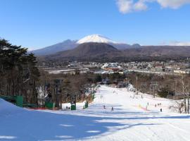 轻井泽西王子酒店，位于轻井泽的带停车场的酒店
