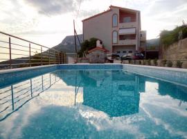 Family friendly apartments with a swimming pool Klis, Split - 17987，位于克利斯的酒店