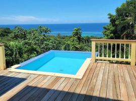 Turquoise view villa with pool!，位于罗阿坦的海滩短租房