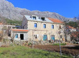 Holiday house with a parking space Zivogisce - Strnj - Zivogosce - Strnj, Makarska - 18025，位于兹沃格谢的酒店