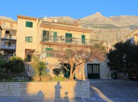 Apartments and rooms with parking space Makarska - 18028，位于马卡尔斯卡的酒店