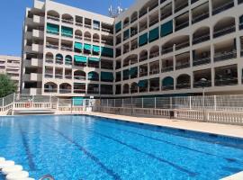 vacaciones en pineda con 2 piscinas, playa a 5 min，位于拉皮内达阿奎珀里斯·拉皮内塔附近的酒店