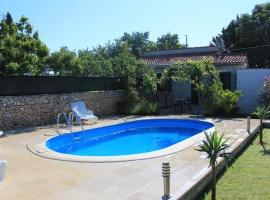 Family friendly apartments with a swimming pool Donji Humac, Brac - 18127，位于Nerežišća的酒店