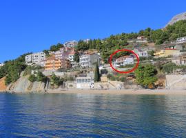 Apartments by the sea Mimice, Omis - 18149，位于麦米科的酒店