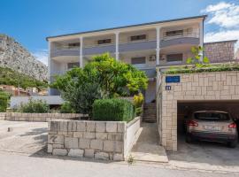 Apartments and rooms by the sea Duce, Omis - 18155，位于奥米什的酒店