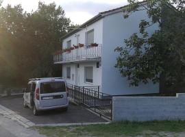 Apartments with a parking space Kamenjak, Crikvenica - 18348，位于格里赞的酒店