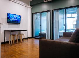 T3 TWO Bedrooms WIFI Full kitchen 1 min to BTS，位于曼谷的公寓