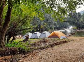 Coorg River Rock Camping，位于马迪凯里的豪华帐篷营地