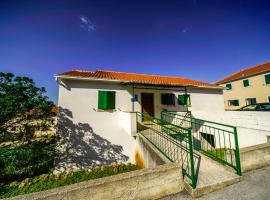 Apartments with a parking space Postira, Brac - 18472，位于波斯蒂拉的酒店