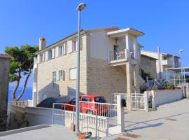 Apartments by the sea Mali Rat, Omis - 18485，位于杜基拉特的酒店