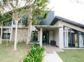 VILLA LUXURY BANGLOW at TOWN TELUK CHEMPEDAK，位于关丹的酒店