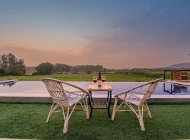SaffronStays Onellaa, Nashik - infinity pool villa surrounded by a vineyard，位于纳西克的乡村别墅