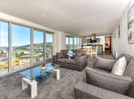 Just Stay Wales - Meridian Tower Marina & City View - 2 Bed Apartment，位于斯旺西斯旺西海滩附近的酒店