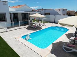 Ideal for family holidays, near beach and golf- Casa James，位于La Guirra的高尔夫酒店