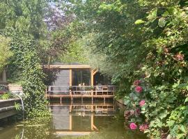 Casa aan de Plas, B&B met sauna en hottub of jacuzzi，位于Nieuwkoop的酒店