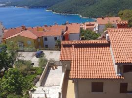 Apartments with a parking space Rabac, Labin - 19058，位于拉巴克的酒店