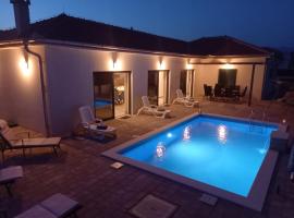 Luxury villa with a swimming pool Vrsi - Mulo, Zadar - 19093，位于沃希的酒店