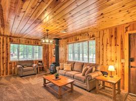 Pinetop Cabin Retreat with Fire Pit and Covered Deck，位于派托普湖畔的酒店