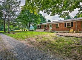 Peaceful Home with Patio and Fire Pit on 2 Acres!，位于Dauphin的低价酒店