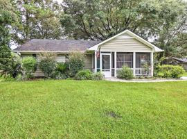 Peaceful Beaufort Home with Front Porch and Grill，位于博福特的酒店