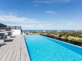Rooftop infinity pool - St Kilda luxury，位于墨尔本圣基尔达码头附近的酒店