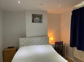 Large Double Bedroom with free on site parking，位于泰晤士河畔金斯顿Kingston Hospital附近的酒店