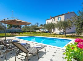 Family friendly house with a swimming pool Nin, Zadar - 19431，位于宁的酒店