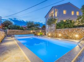 Family friendly house with a swimming pool Garica, Krk - 19507，位于克拉斯的酒店