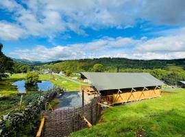 Quirky Safari Tent with Hot Tub in Heart of Snowdonia，位于多尔盖罗的豪华帐篷