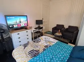 Chambre privée classée 2 étoiles avec serrure et non mitoyenne dans un appartement de 50 m2 dans une résidence cosy et Paris à proximité