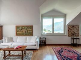 I D'A Charming Penthouse - LAKE VIEW- Como- House-130 mt-2 double bedrooms and 2 double bathrooms a spacious living room-Full equipped kitchen-Private garden and terrace-Private covered parking，位于科莫的酒店