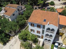 Rooms with a parking space Veli Losinj, Losinj - 19743，位于大洛希尼的酒店