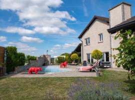 Home By Sab，位于Tritteling的带泳池的酒店