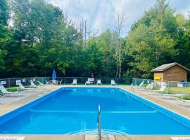 Redwood Retreat in Windham - Pool! Tennis!，位于温德姆的酒店