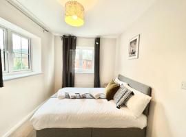 3 bedroom lovely apartment in Slough with free parking，位于Farnham Royal的公寓